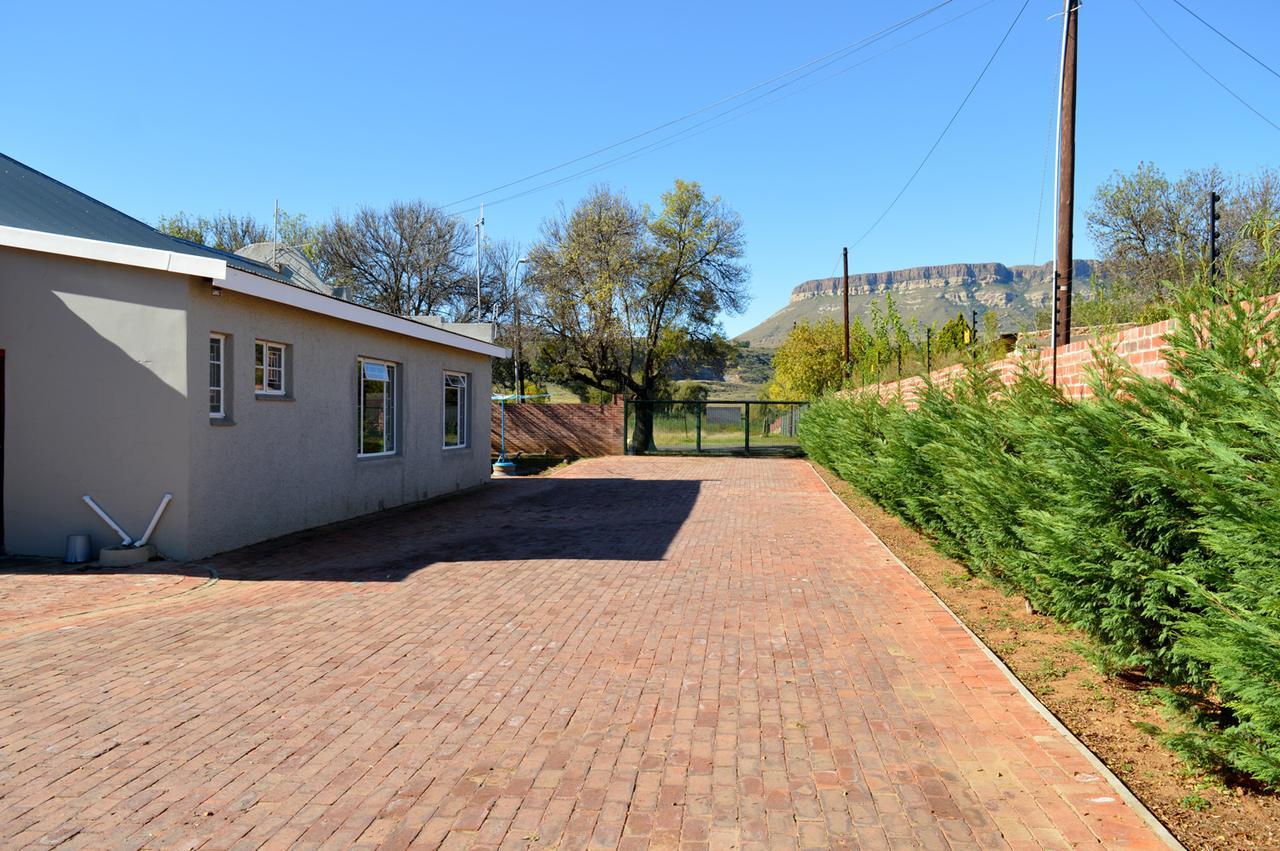 Village Lodge Harrismith Exterior foto